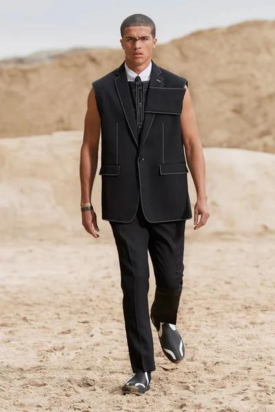 Look 10